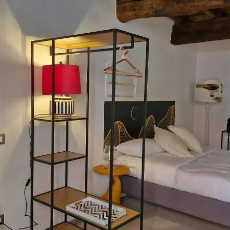 Leoncorno Apartament *